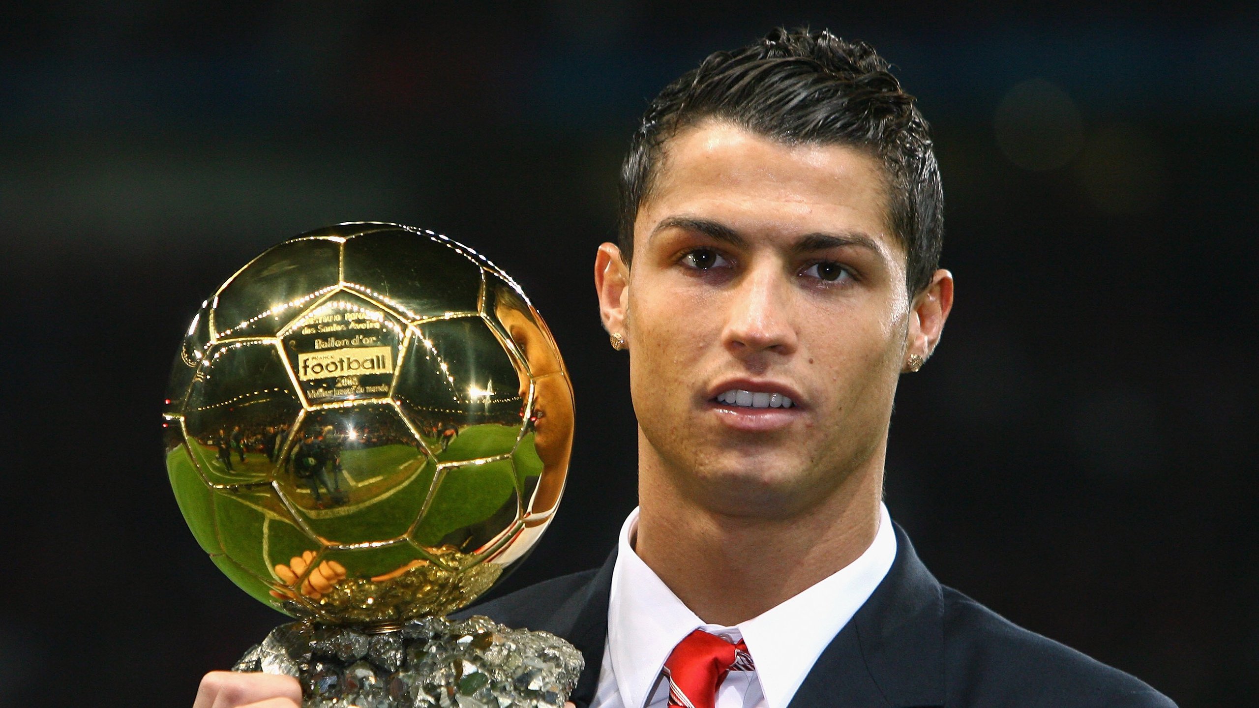 体育锋线射手荣获月度最佳球员，锋线球员选鞋要注意什么